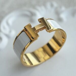 Hermes Bracelet- Circumference: Circumference: 6.9" | Width: 0.79"